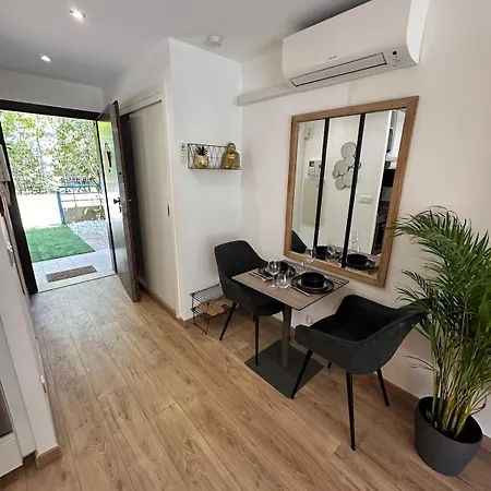 Apartamento Luxury Beachfront Studio, Garden & Private Parking Rocabruna