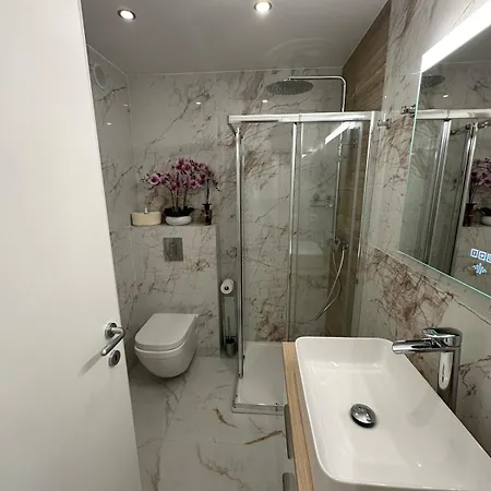Apartamento Luxury Beachfront Studio, Garden & Private Parking Rocabruna