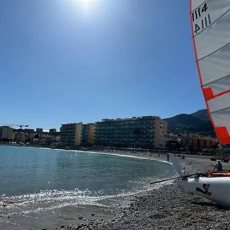 Apartamento Luxury Beachfront Studio, Garden & Private Parking *