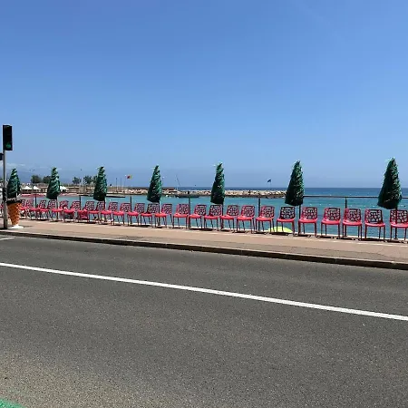 Luxury Beachfront Studio, Garden & Private Parking Apartamento *
