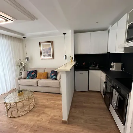 Apartamento Luxury Beachfront Studio, Garden & Private Parking *