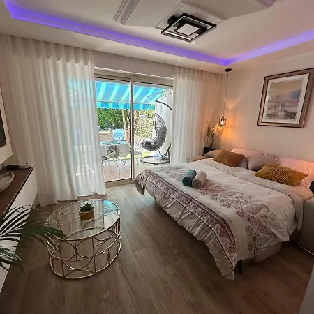 Apartamento Luxury Beachfront Studio, Garden & Private Parking *