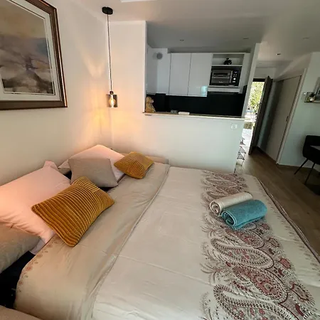 Luxury Beachfront Studio, Garden & Private Parking Apartamento *