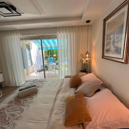 Luxury Beachfront Studio, Garden & Private Parking * Rocabruna