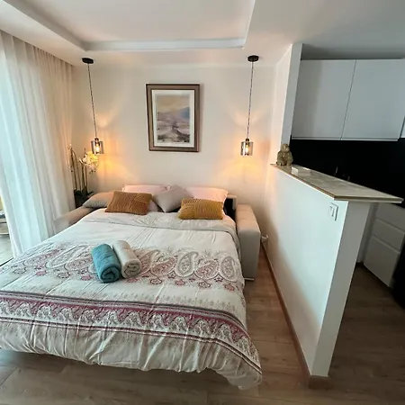 Luxury Beachfront Studio, Garden & Private Parking * Rocabruna