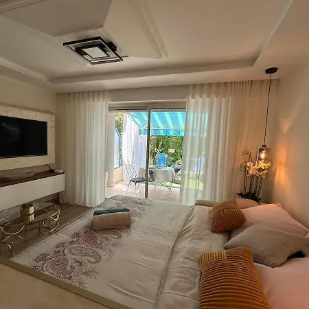 Luxury Beachfront Studio, Garden & Private Parking *