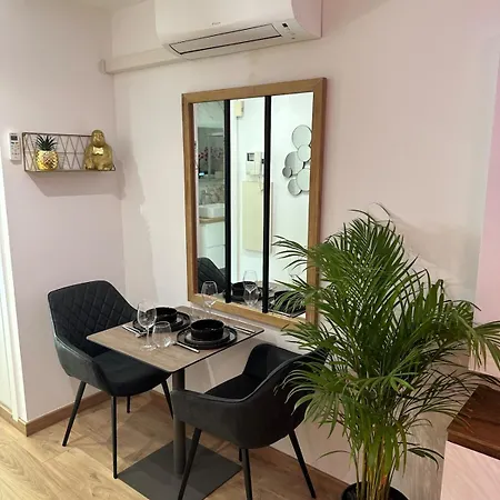 Luxury Beachfront Studio, Garden & Private Parking *