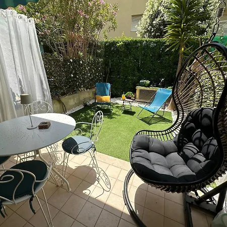 Luxury Beachfront Studio, Garden & Private Parking *