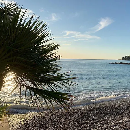 Luxury Beachfront Studio, Garden & Private Parking Apartamento