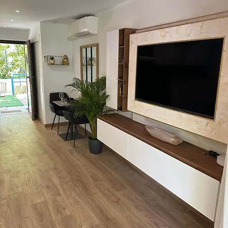 Apartamento Luxury Beachfront Studio, Garden & Private Parking Rocabruna