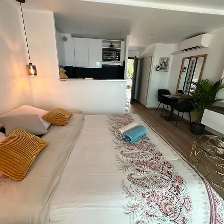 Apartamento Luxury Beachfront Studio, Garden & Private Parking Rocabruna