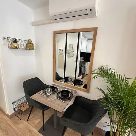Luxury Beachfront Studio, Garden & Private Parking Rocabruna